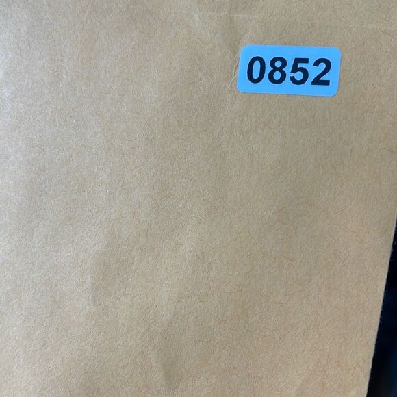 Vintage brushed leaf brooch with white enamel decor - Picture 6 of 6